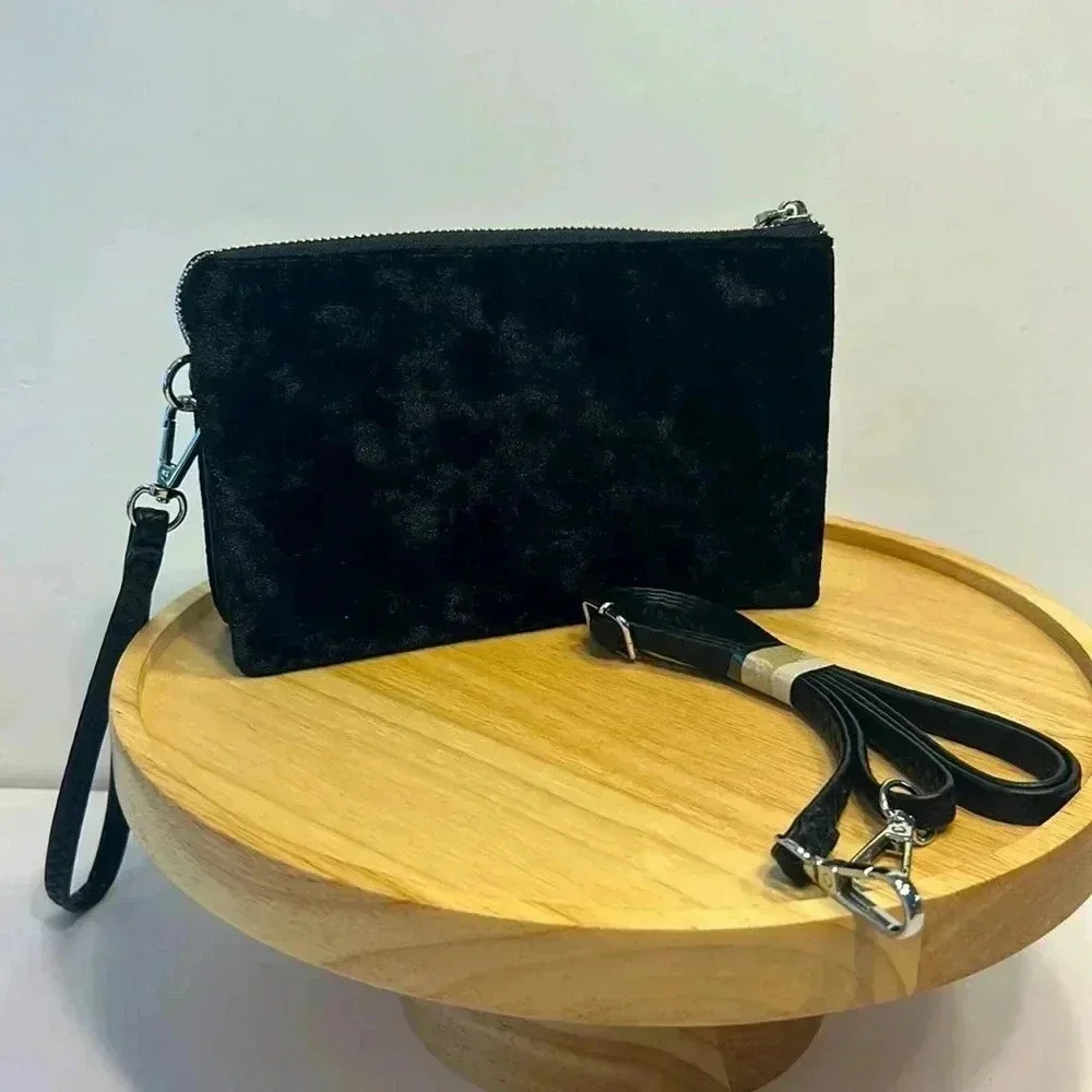 Jen‎ & Co black velvet wristlet with optional shoulder strap like new 8.5x5.5”